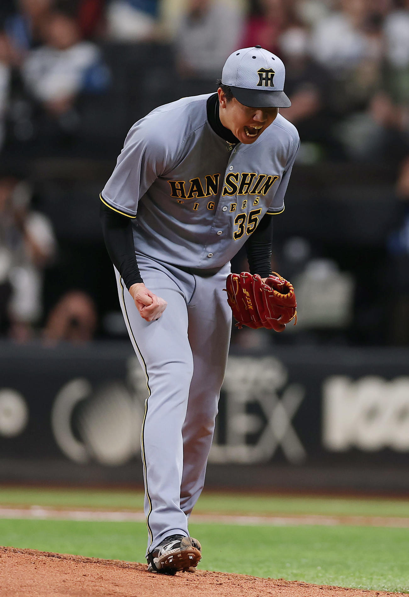 日本ハム対阪神　8回裏日本ハム2死一、二塁、清宮幸を空振り三振に仕留め、ガッツポーズする才木（撮影・前田充）
