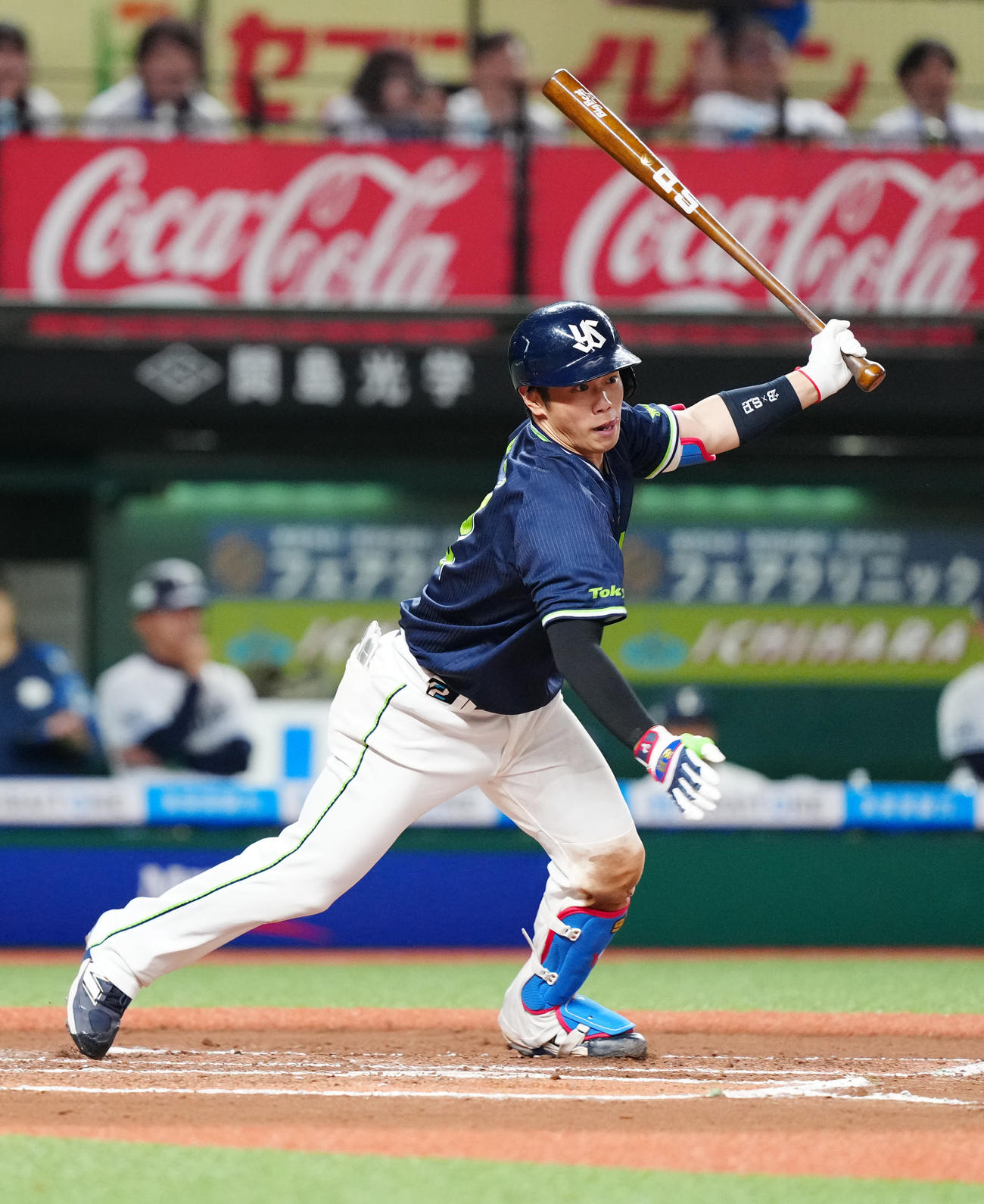 西武対ヤクルト　10回表ヤクルト2死、右前打を放つ古賀（撮影・江口和貴）