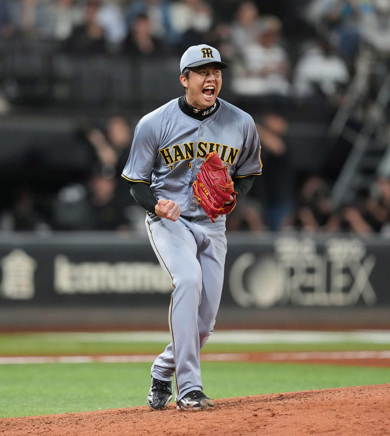 日本ハム対阪神　8回裏日本ハム2死二塁、清宮幸を三振に打ち取り雄たけびを上げる才木（撮影・井上学）