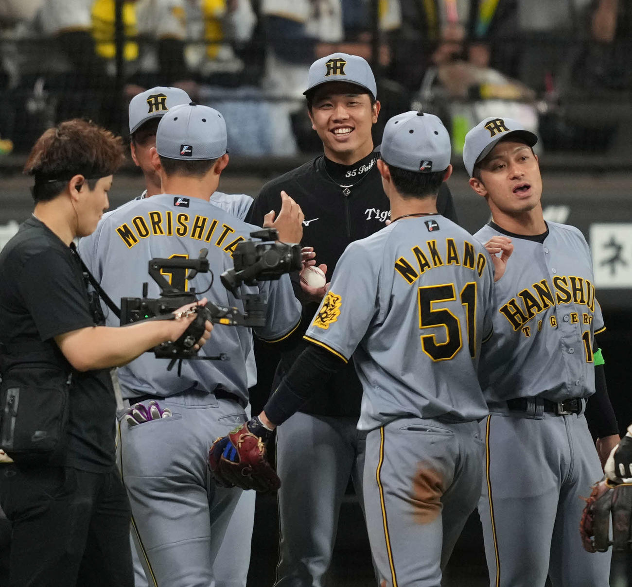 日本ハム対阪神　ウイニングボールを受け取り笑顔の才木（中央）（撮影・井上学）