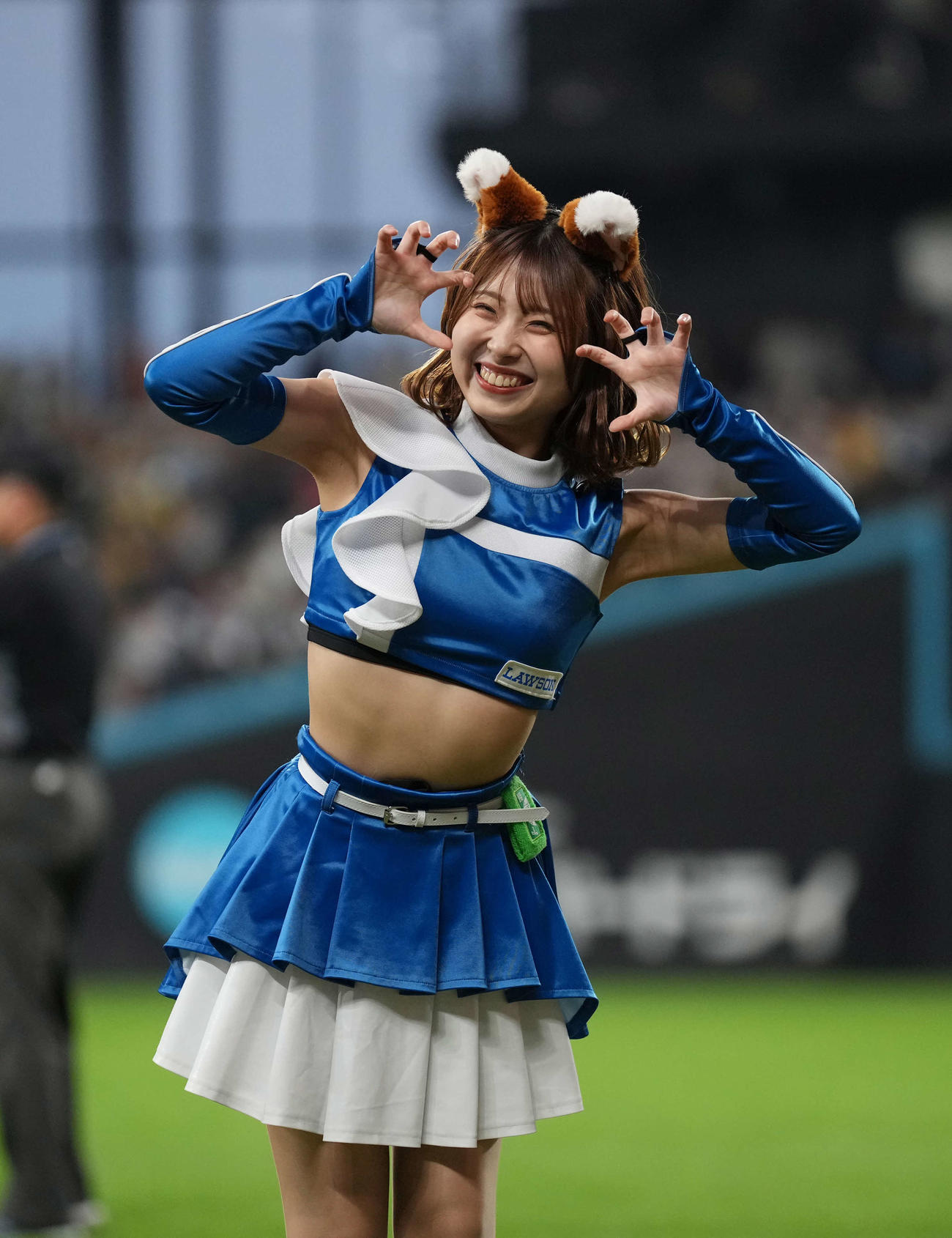 日本ハム対阪神　きつねダンスを躍るファイターズガール（撮影・井上学）