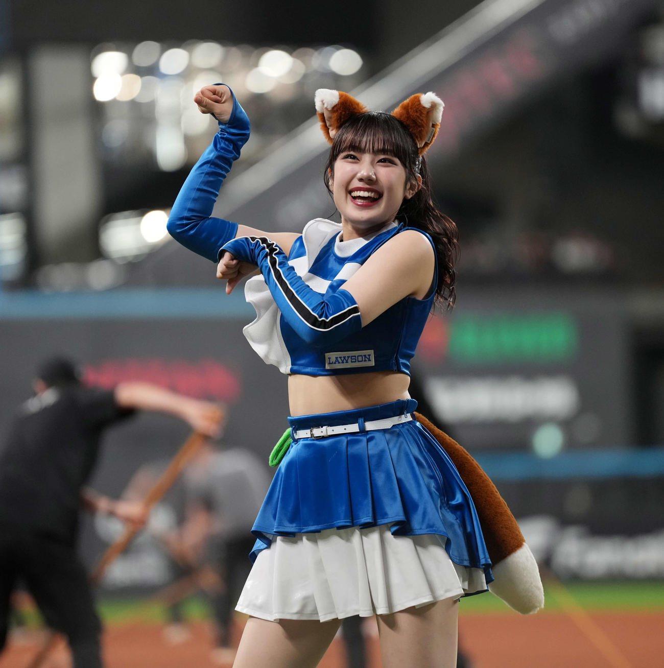 日本ハム対阪神　きつねダンスを躍るファイターズガール（撮影・井上学）
