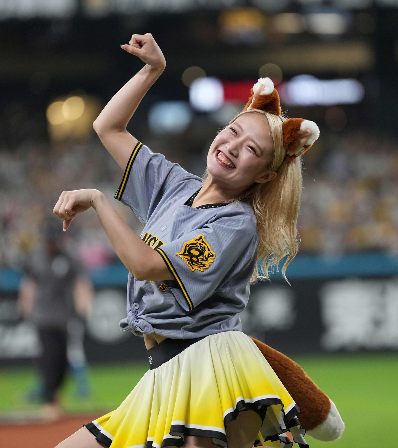 日本ハム対阪神　きつねダンスを躍るタイガースガールズ（撮影・井上学）