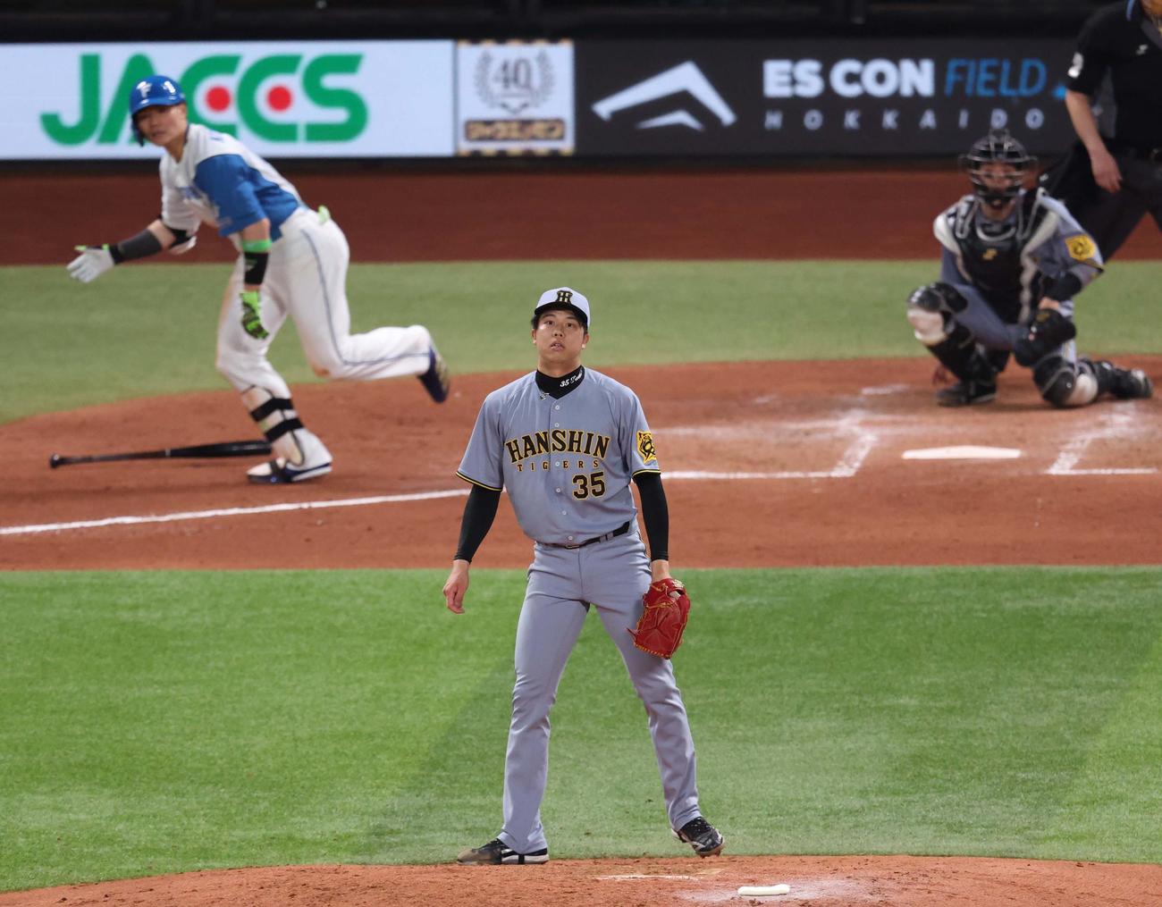 日本ハム対阪神　4回裏日本ハム2死、清宮幸を中飛にとる才木（撮影・黒川智章）