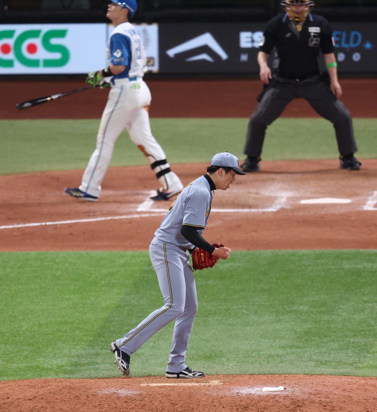 日本ハム対阪神　8回裏日本ハム2死一、二塁、清宮幸を三振にとる才木（撮影・黒川智章）