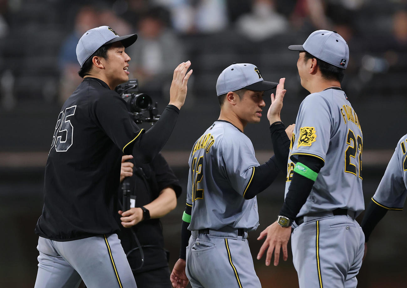 日本ハム対阪神　日本ハムに勝利しタッチを交わす阪神才木（左）と藤川監督（右）（撮影・前田充）