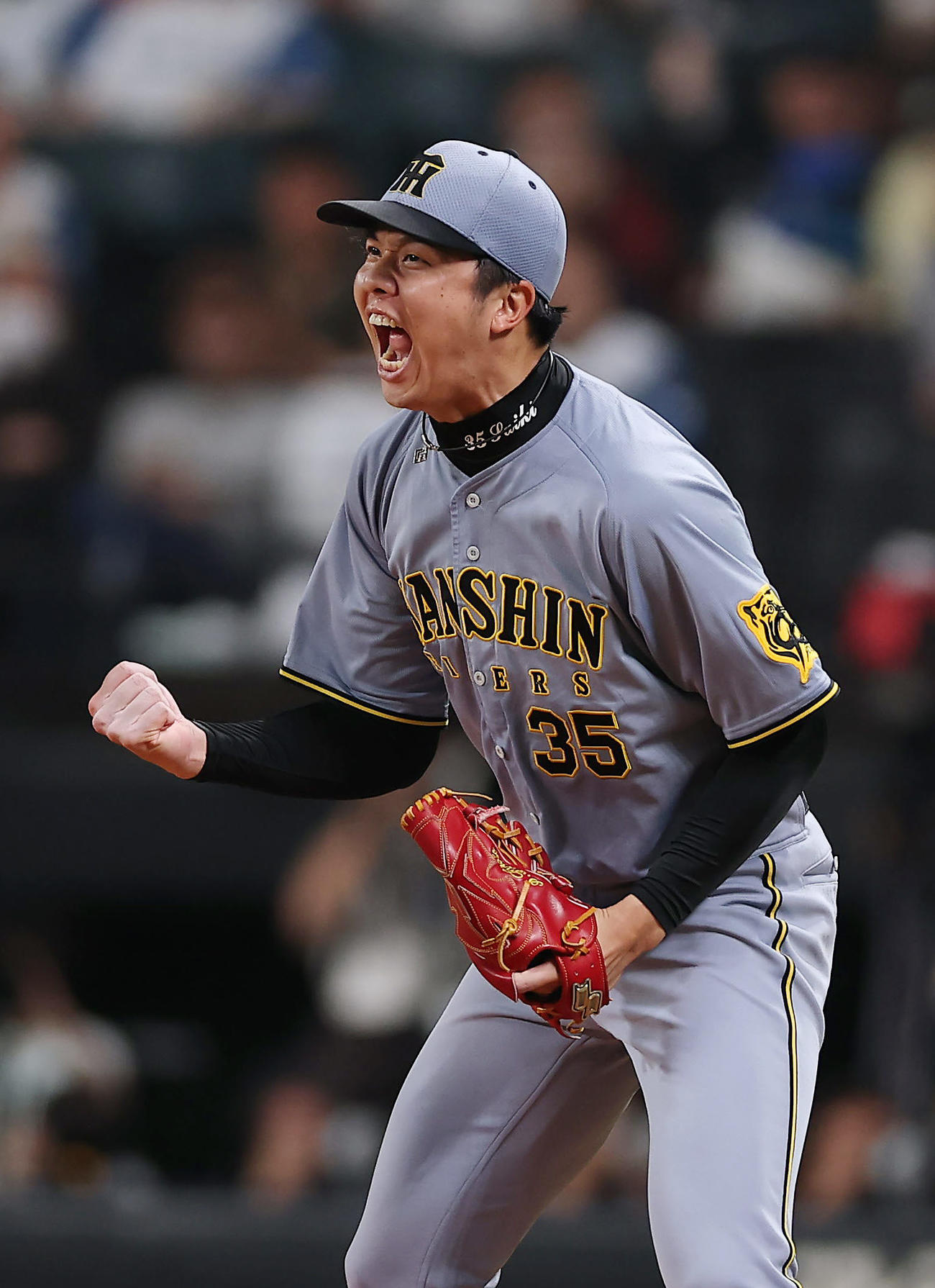 日本ハム対阪神　8回裏日本ハム2死一、二塁、清宮幸を空振り三振に仕留め、ガッツポーズする才木（撮影・前田充）