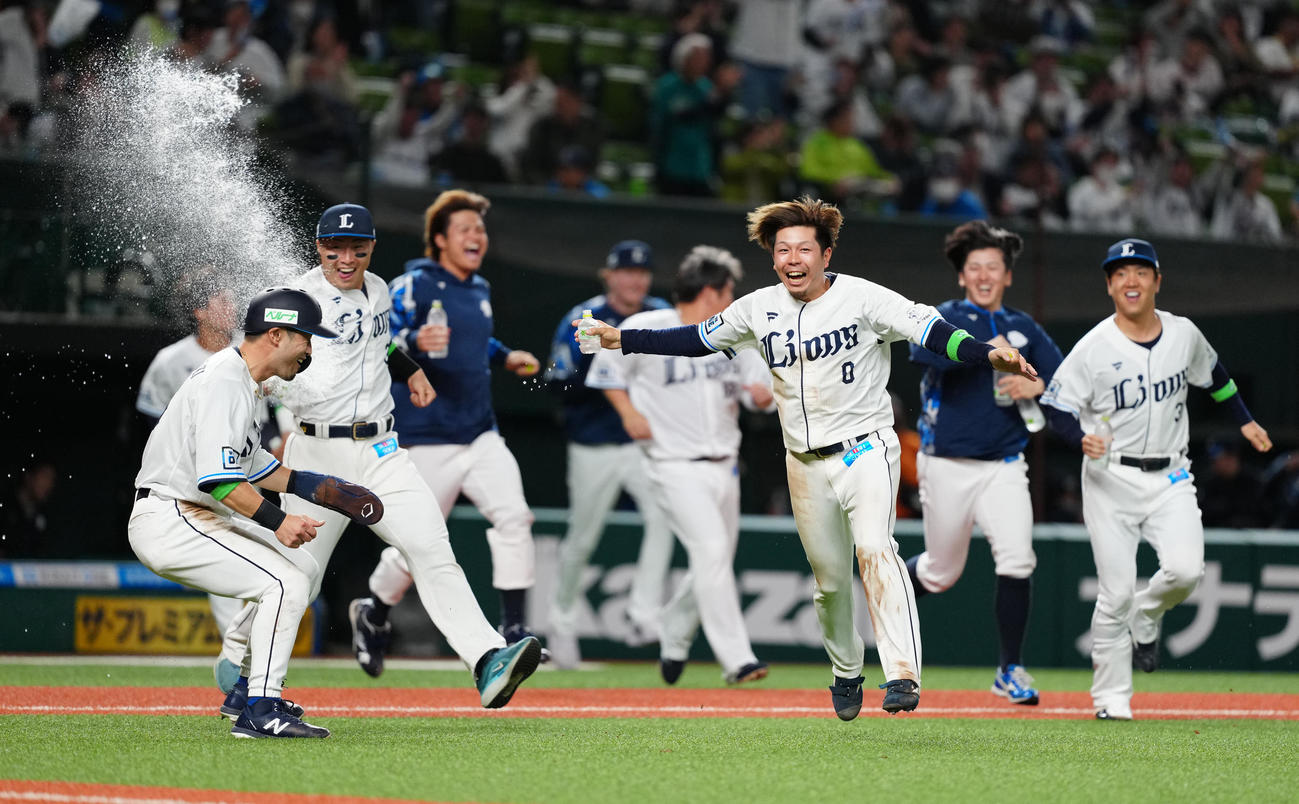 西武対ヤクルト　11回裏、サヨナラ勝ちを喜ぶ西武の選手たち（撮影・江口和貴）
