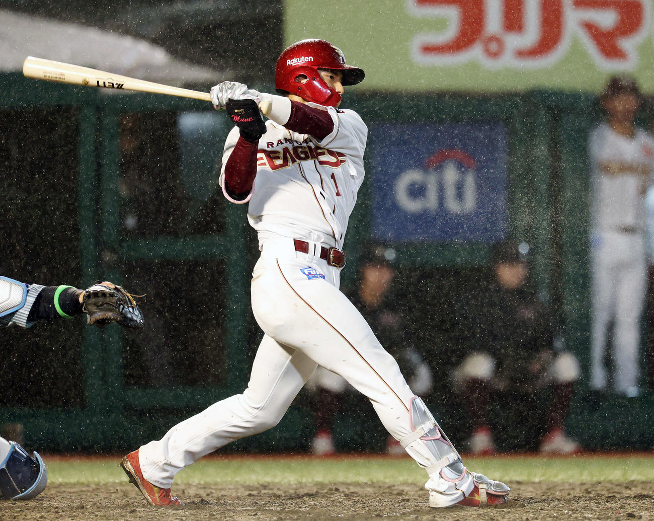楽天対DeNA 4回裏楽天2死一、三塁、右前適時打を放つ宗山（撮影・宮地輝）
