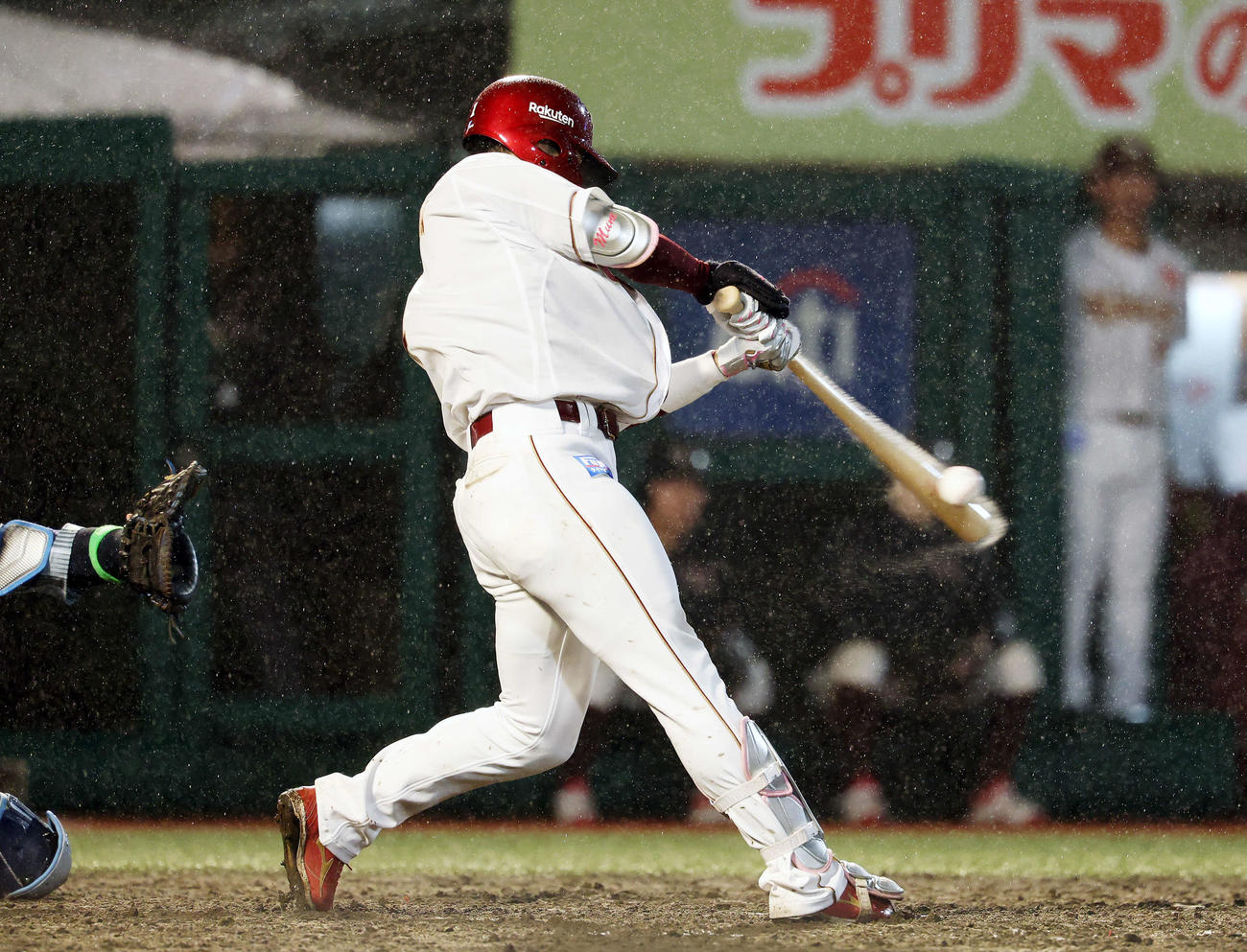楽天対DeNA 4回裏楽天2死一、三塁、右前適時打を放つ宗山（撮影・宮地輝）