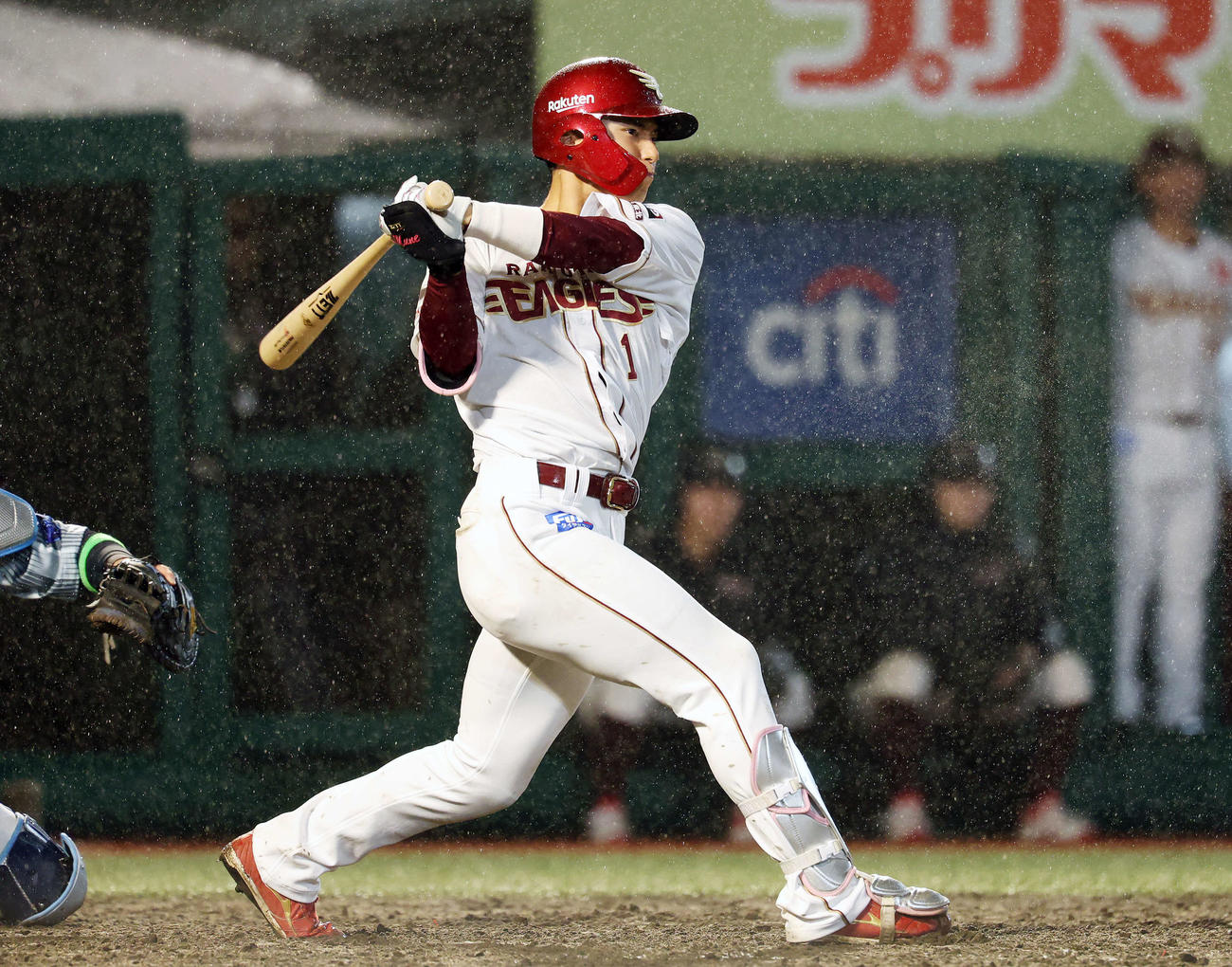 楽天対DeNA 4回裏楽天2死一、三塁、右前適時打を放つ宗山（撮影・宮地輝）