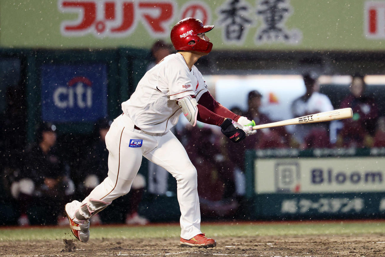 楽天対DeNA 2回裏楽天1死二、三塁、中犠飛を放つ宗山（撮影・宮地輝）