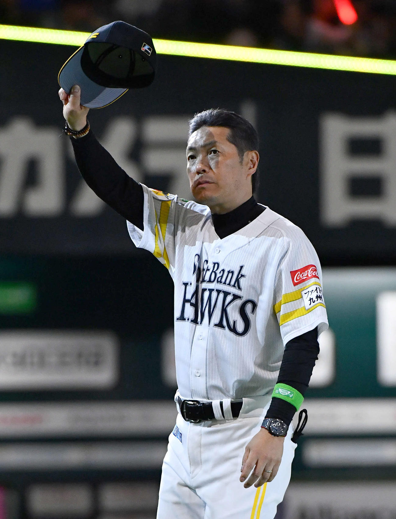 ソフトバンク対中日　中日に勝利し、ファンに一礼して引き揚げるソフトバンク小久保監督（撮影・岩下翔太）