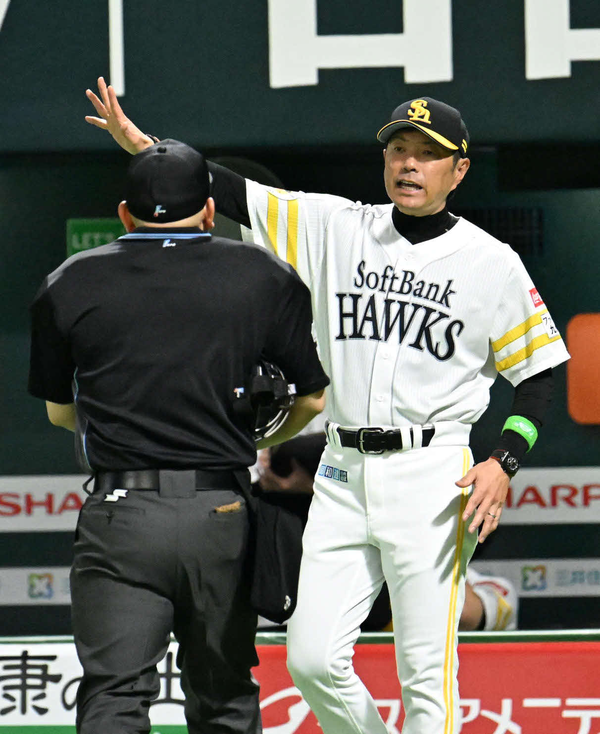 ソフトバンク対中日　8回終了後、選手交代を告げる小久保監督（右）（撮影・林敢治）