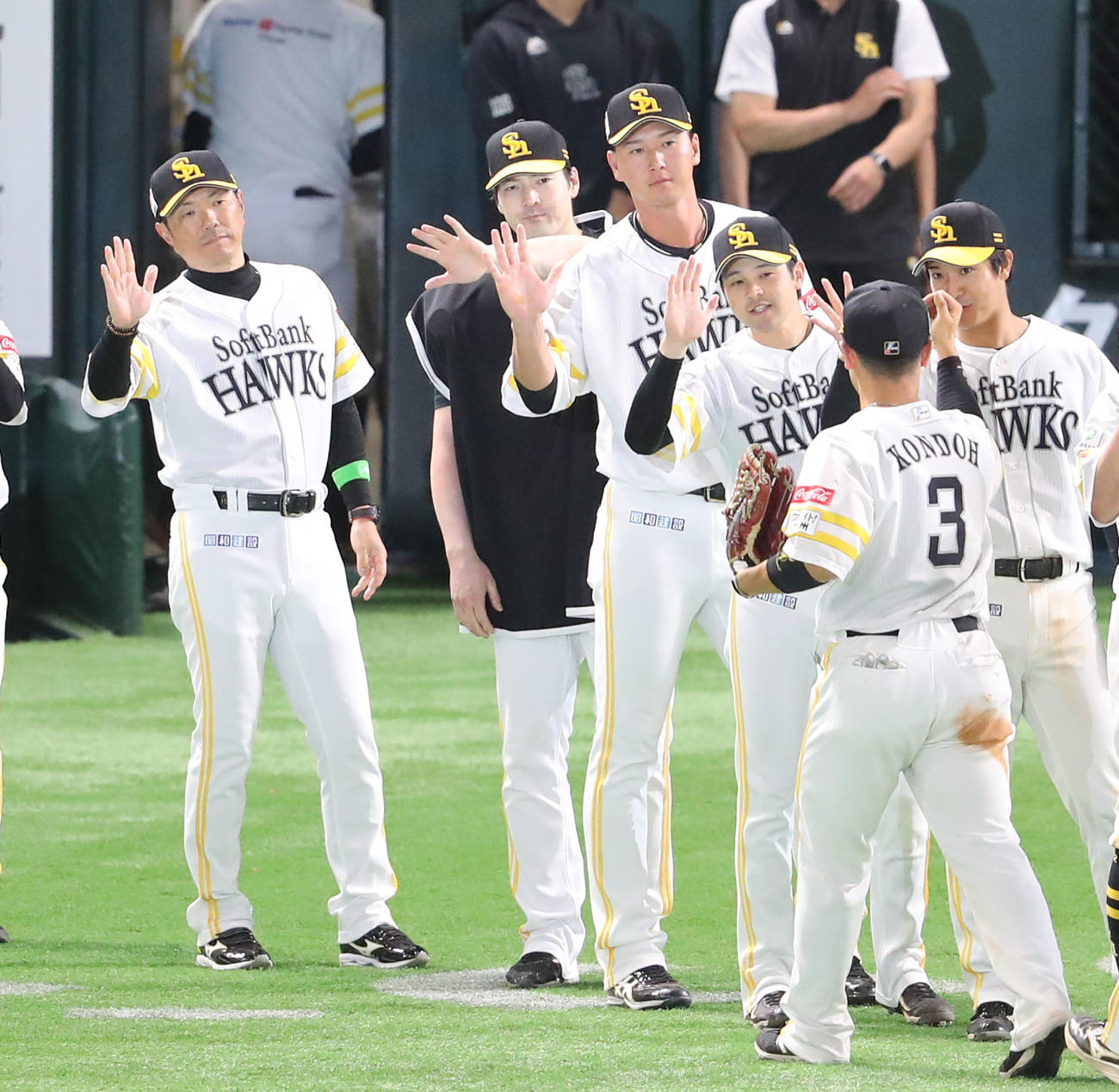 ソフトバンク対中日　中日に勝利しベンチ前でナインを出迎える小久保監督と有原（撮影・梅根麻紀）