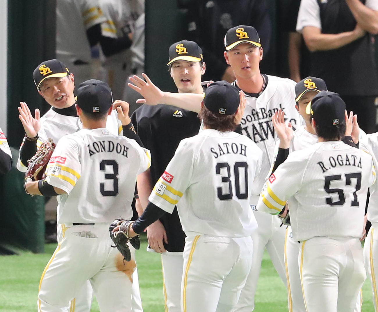 ソフトバンク対中日　中日に勝利しベンチ前でナインを出迎える小久保監督と有原（撮影・梅根麻紀）