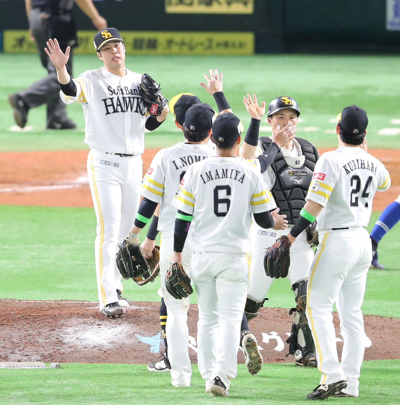 ソフトバンク対中日　中日に勝利しハイタッチをかわすソフトバンクナイン（撮影・梅根麻紀）
