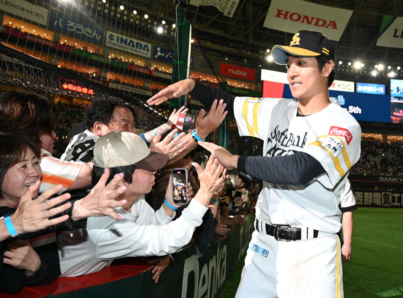 ソフトバンク対中日　ファンとタッチを交わす柳町（撮影・林敢治）