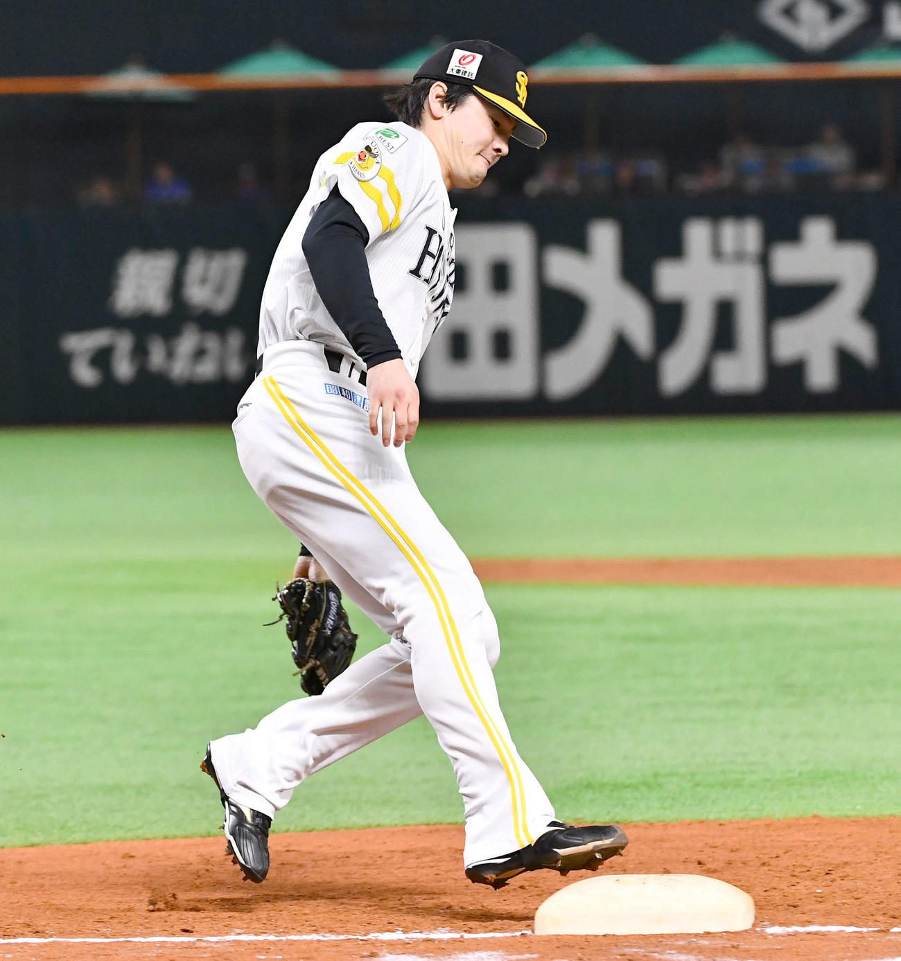 ソフトバンク対中日　3回表中日無死、村松を一ゴロに打ち取り、ベースカバーに入る有原（撮影・岩下翔太）
