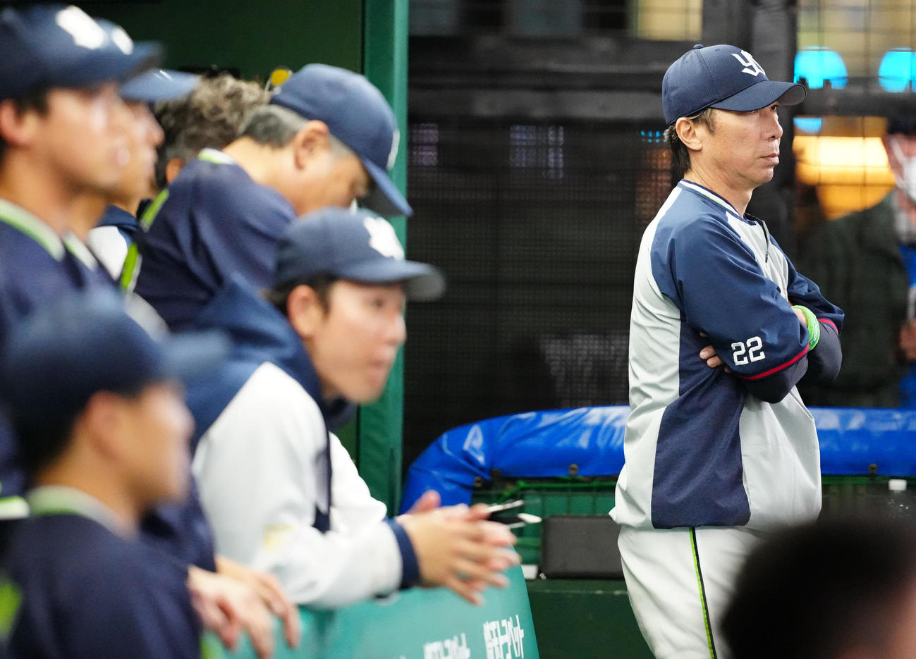 西武対ヤクルト　11回表、ベンチから戦況を見つめるヤクルト高津監督（右）（撮影・江口和貴）