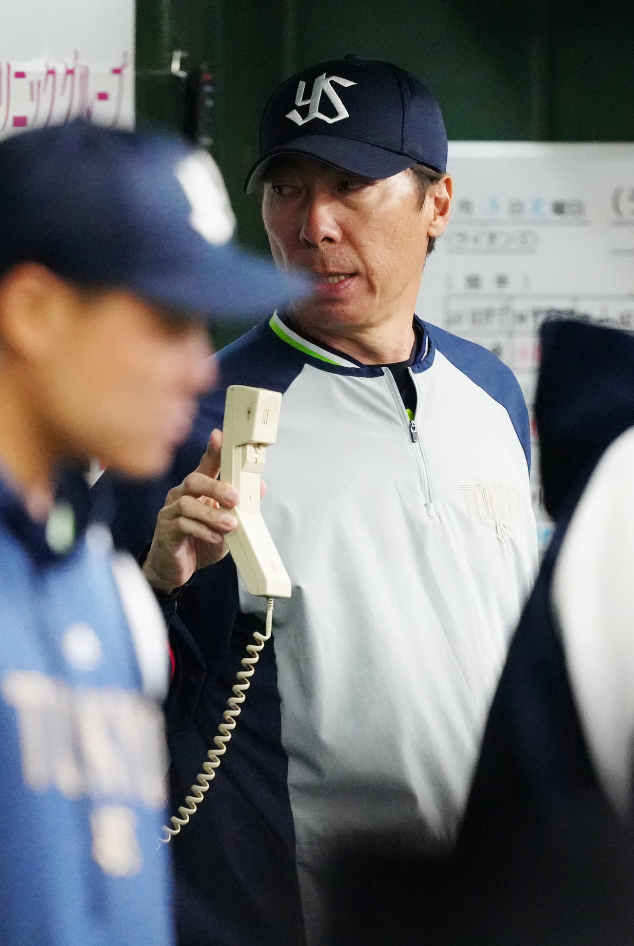 西武対ヤクルト　7回裏途中、ブルペンに電話したヤクルト高津監督（撮影・江口和貴）