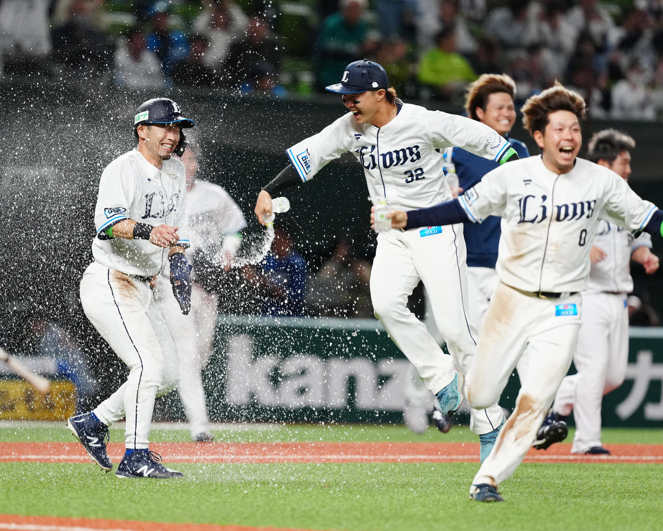 西武対ヤクルト　11回裏、サヨナラの生還で水をかけられる西武外崎（左）（撮影・江口和貴）