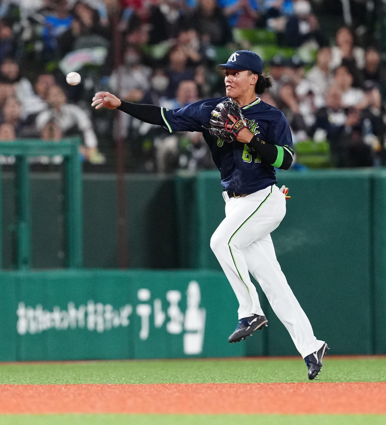 西武対ヤクルト　11回裏西武1死一、二塁、セデーニョの内野安打を三塁へ悪送球する遊撃手伊藤（撮影・江口和貴）