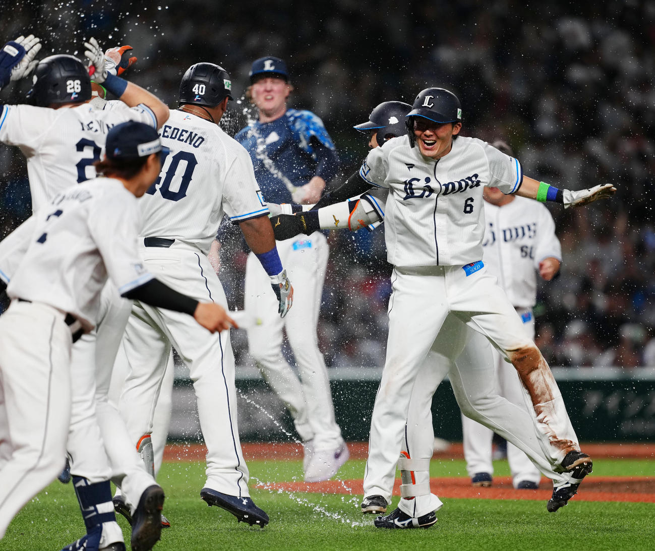 西武対ヤクルト　11回裏、サヨナラ勝ちを喜ぶ西武の選手たち（撮影・江口和貴）