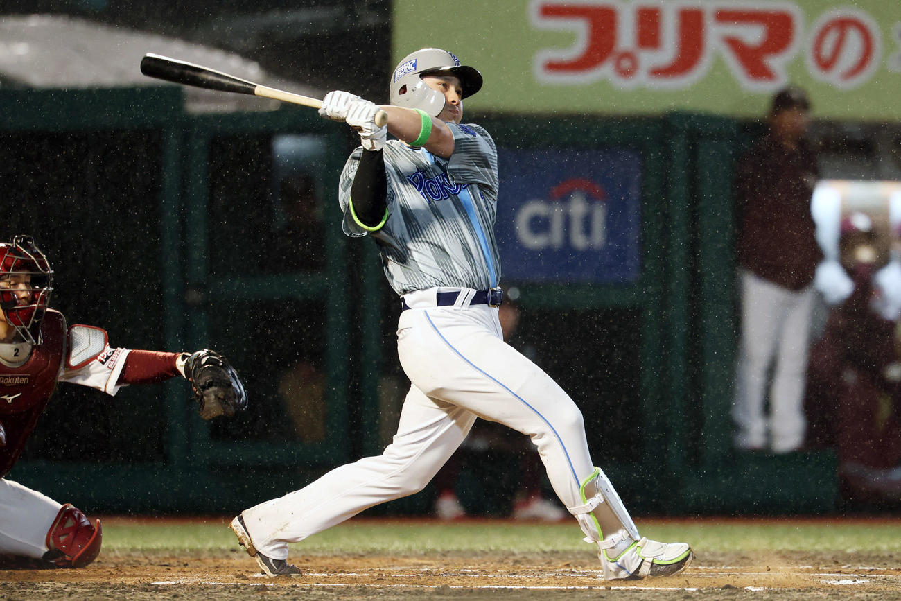 楽天対DeNA 6回表DeNA2死二塁、2点本塁打を放つ佐野（撮影・宮地輝）