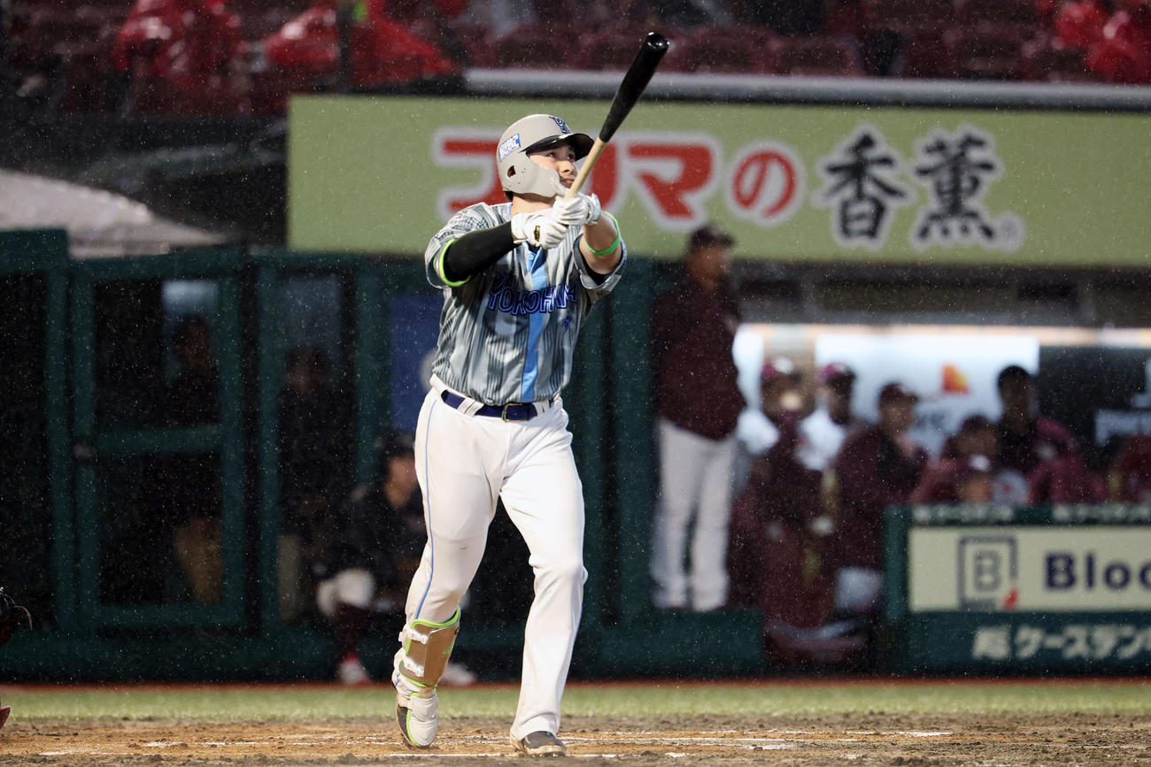 楽天対DeNA 6回表DeNA2死二塁、2点本塁打を放つ佐野（撮影・宮地輝）