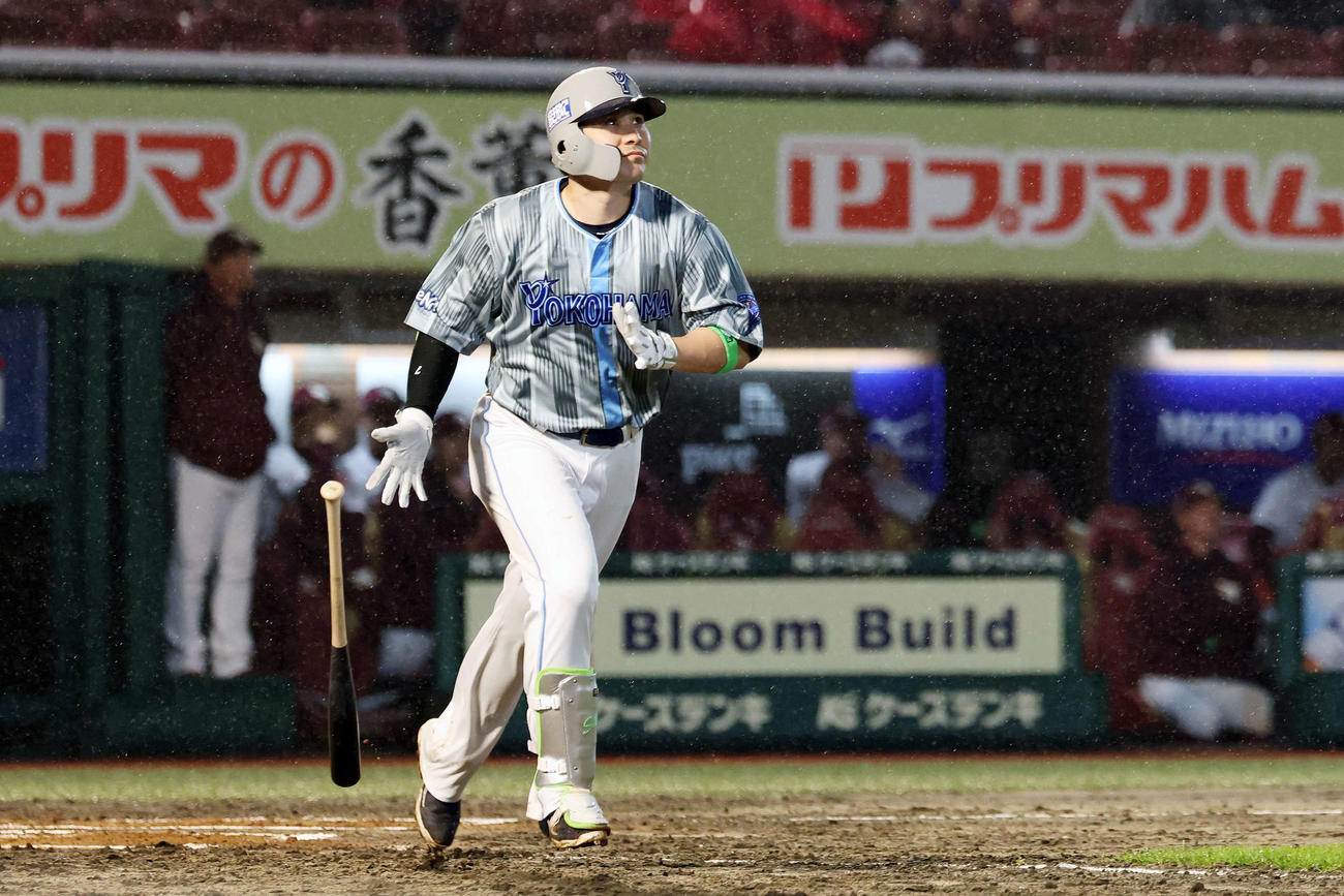 楽天対DeNA 6回表DeNA2死二塁、2点本塁打を放つ佐野（撮影・宮地輝）