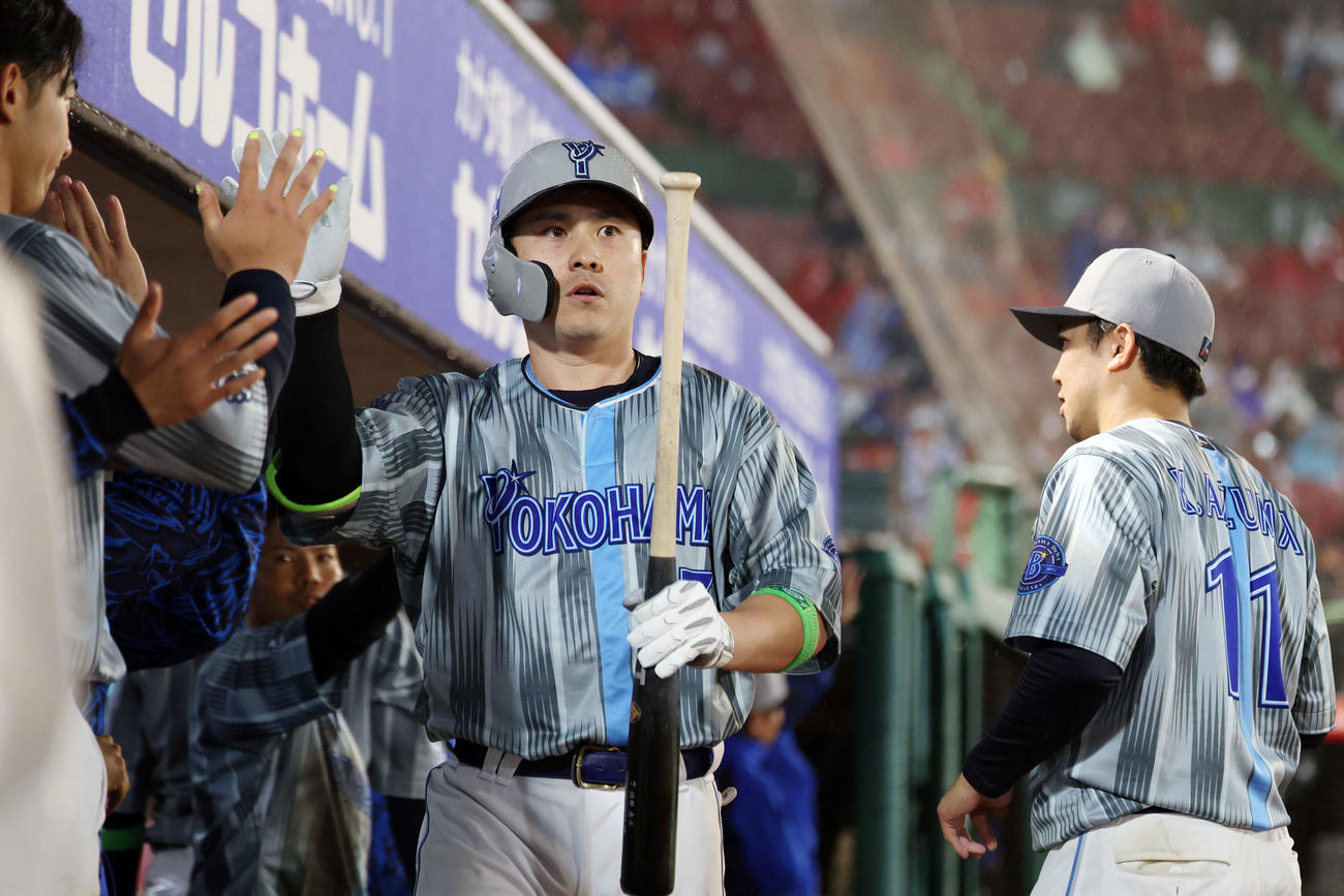楽天対DeNA 6回表DeNA2死二塁、2点本塁打を放ちタッチを交わす佐野（撮影・宮地輝）