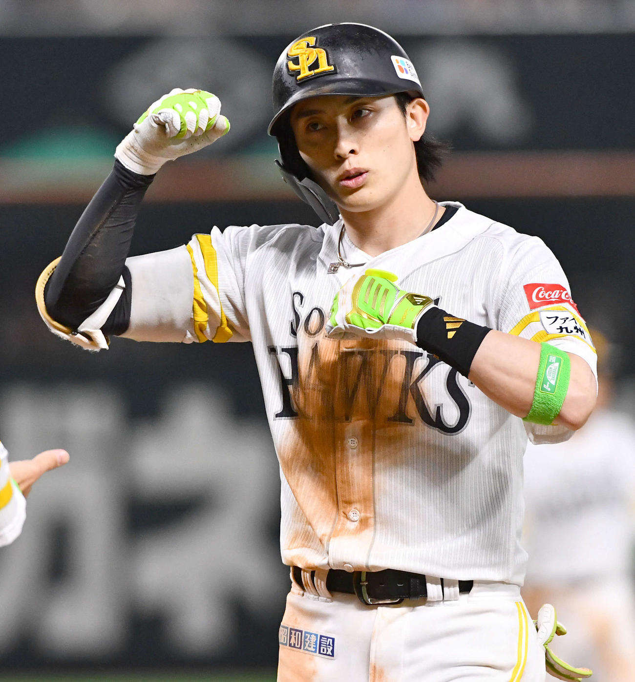 ソフトバンク対中日　4回裏ソフトバンク1死一、三塁、右前適時打を放ち、ガッツポーズする周東（撮影・岩下翔太）
