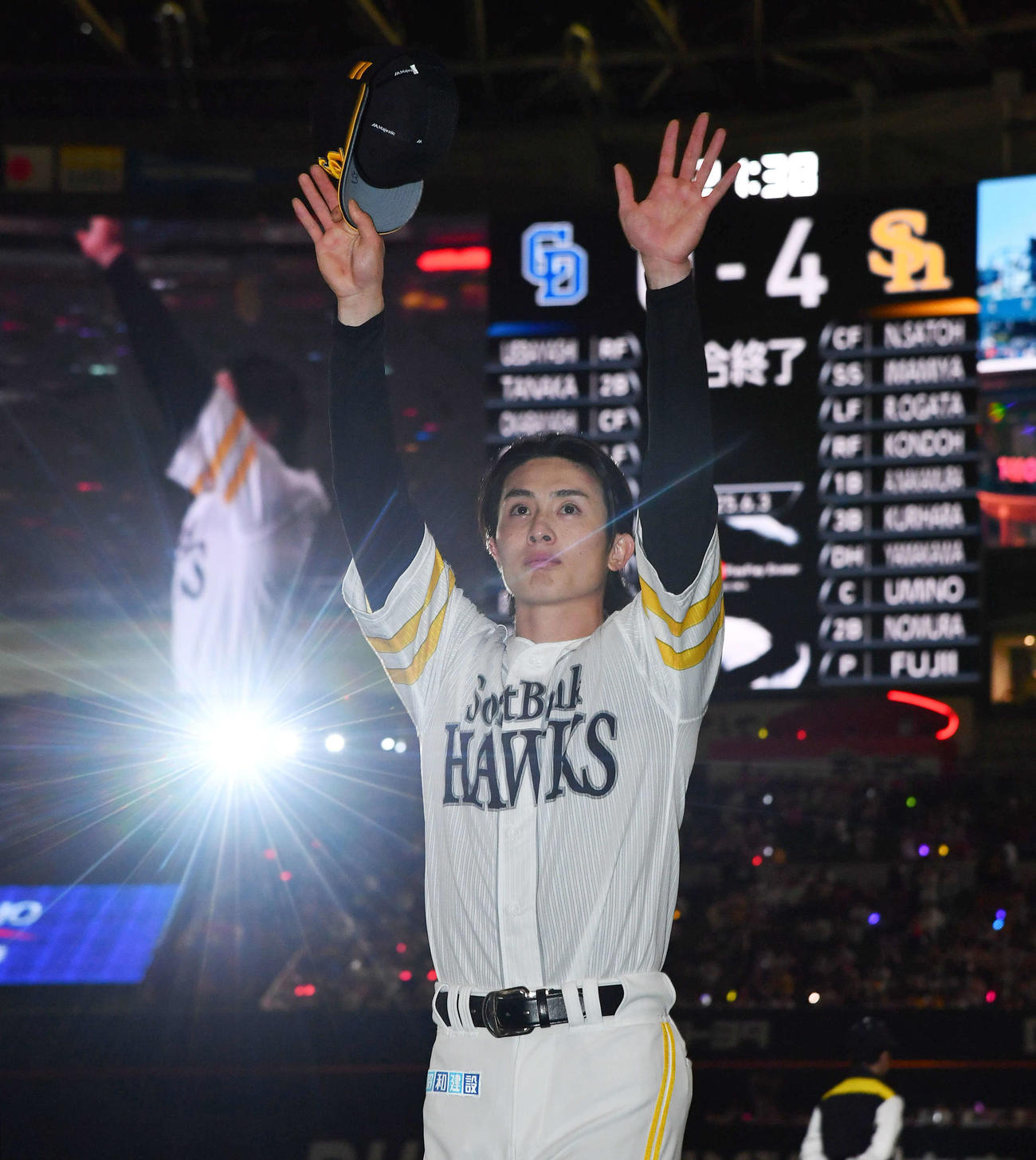 ソフトバンク対中日　中日に勝利し、ファンに手を振りながら場内を一周する周東（撮影・岩下翔太）