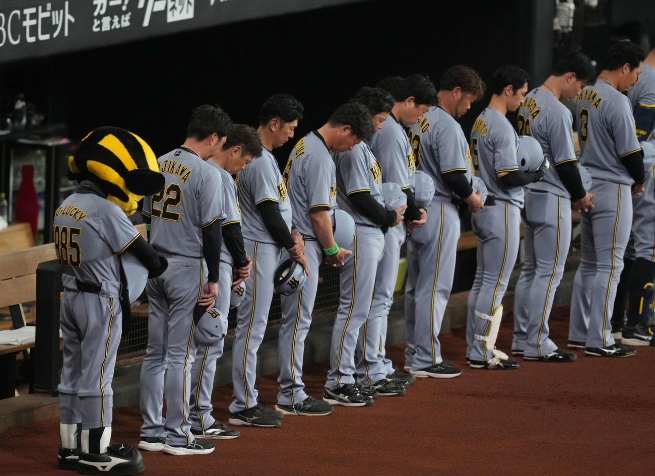 日本ハム対阪神　巨人軍終身名誉監督の長嶋茂雄さんの死去で黙とうする藤川監督（左端）ら阪神ナイン（撮影・井上学）