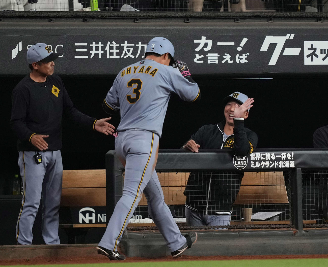 日本ハム対阪神　6回表阪神無死、本塁打を放ち生還した大山を出迎える藤川監督（右）（撮影・井上学）