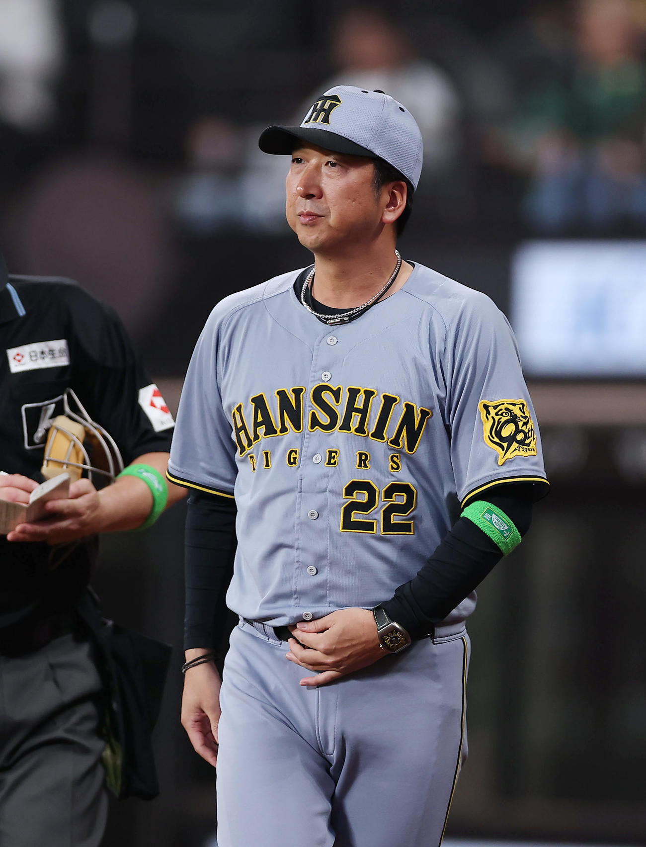 日本ハム対阪神　9回表を終え、選手交代を告げる阪神藤川監督（撮影・前田充）