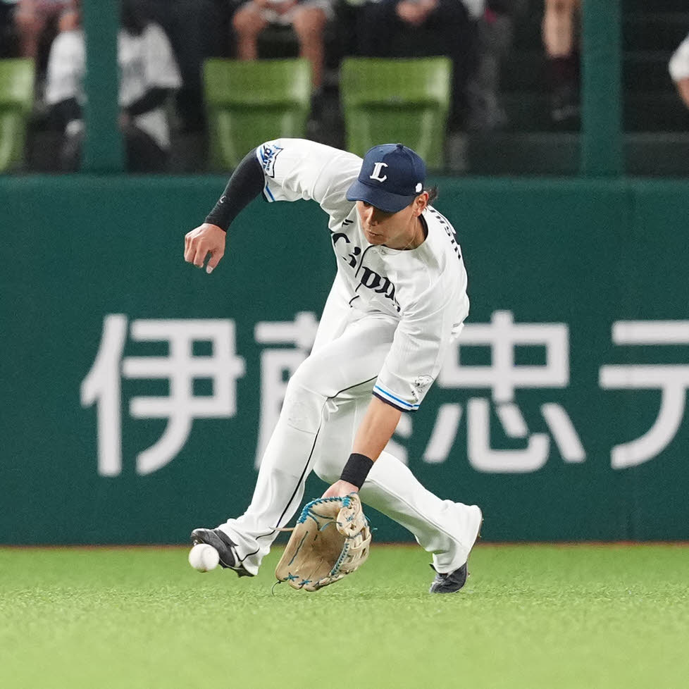 西武対ヤクルト　3回表ヤクルト2死二塁、中前打となった武岡の打球を処理し本塁へ送球する西川（撮影・江口和貴）