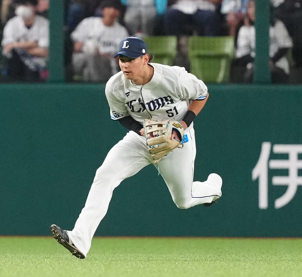 西武対ヤクルト　3回表ヤクルト2死二塁、中前打となった武岡の打球を処理し本塁へ送球する西川（撮影・江口和貴）