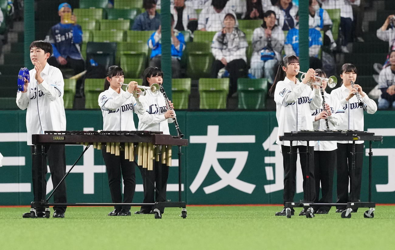 西武対ヤクルト　試合前、演奏パフォーマンスする花咲徳栄の吹奏楽部（撮影・江口和貴）