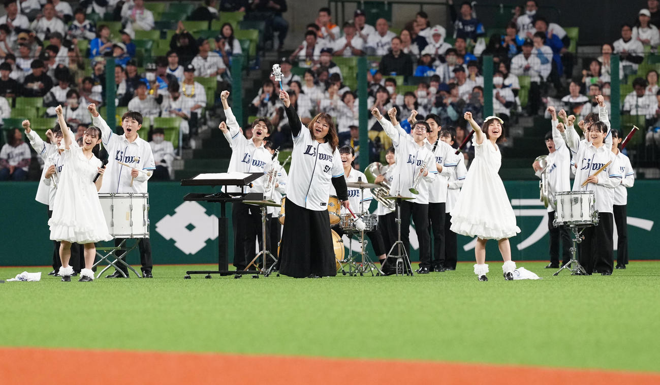 西武対ヤクルト　試合前、演奏パフォーマンスを行った花咲徳栄の吹奏楽部（撮影・江口和貴）