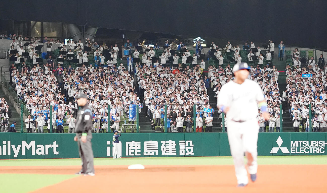 西武対ヤクルト　6回裏、左翼席上段で応援演奏する花咲徳栄の吹奏楽部（撮影・江口和貴）