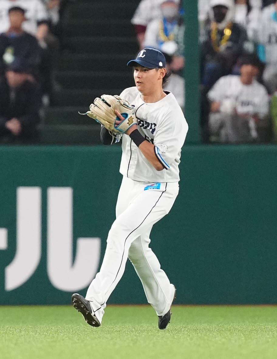 西武対ヤクルト　3回表ヤクルト2死二塁、中前打となった武岡の打球を処理し本塁へ送球する西川（撮影・江口和貴）