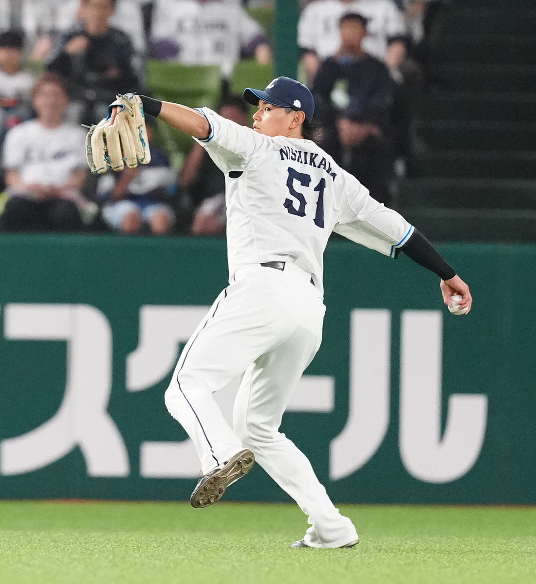 西武対ヤクルト　3回表ヤクルト2死二塁、中前打となった武岡の打球を処理し本塁へ送球する西川（撮影・江口和貴）