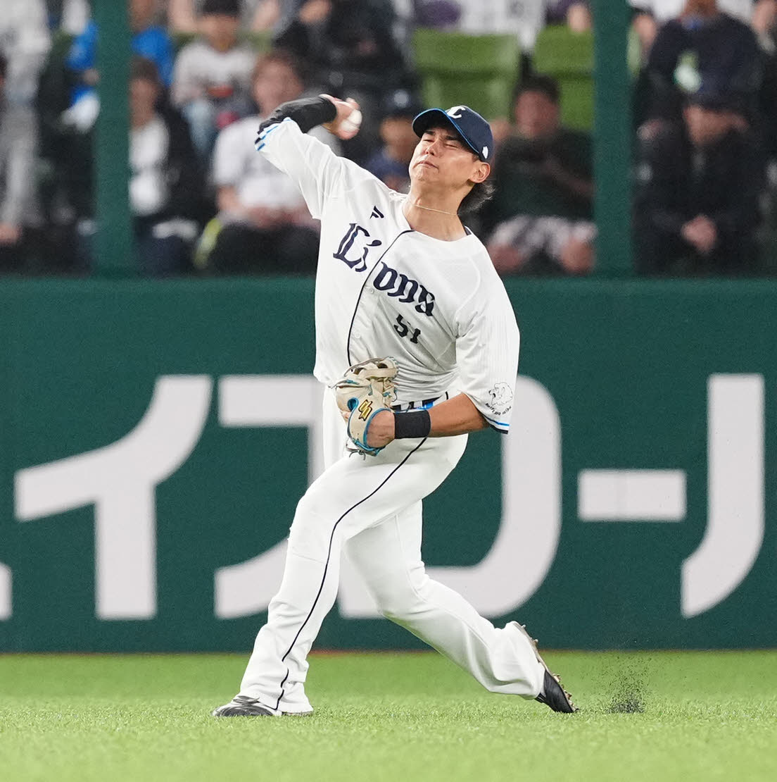 西武対ヤクルト　3回表ヤクルト2死二塁、中前打となった武岡の打球を処理し本塁へ送球する西川（撮影・江口和貴）