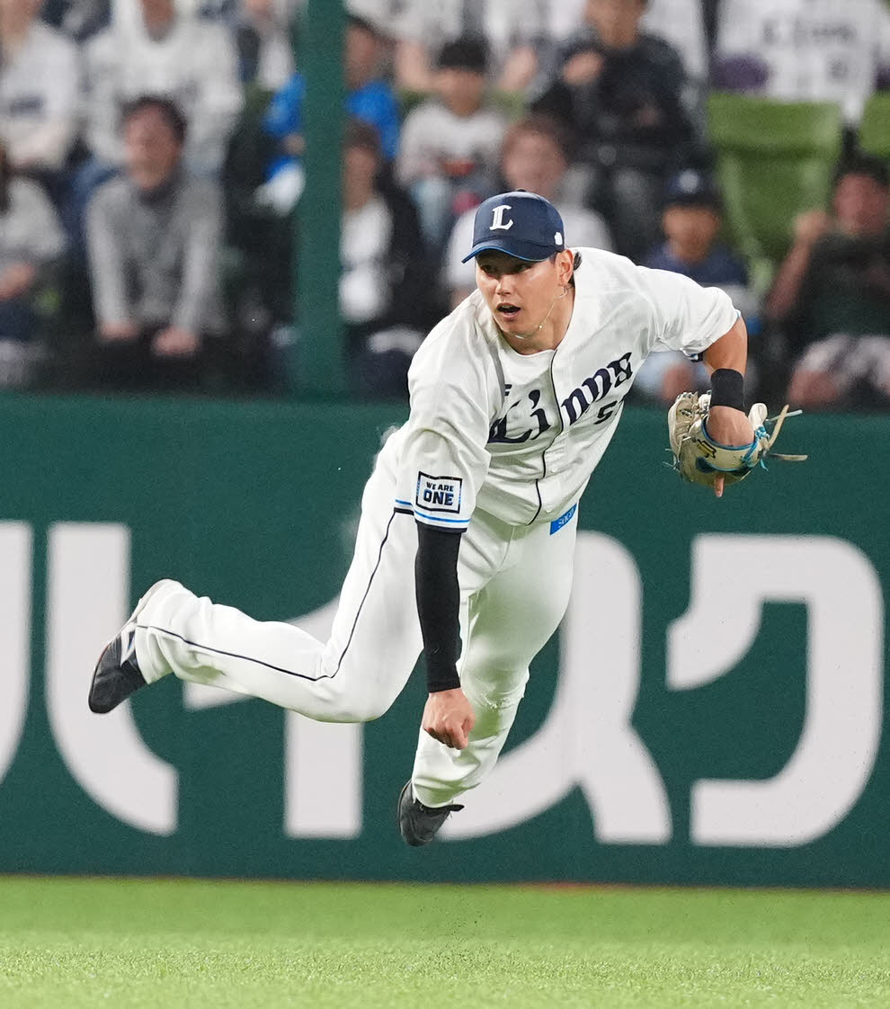 西武対ヤクルト　3回表ヤクルト2死二塁、中前打となった武岡の打球を処理し本塁へ送球する西川（撮影・江口和貴）