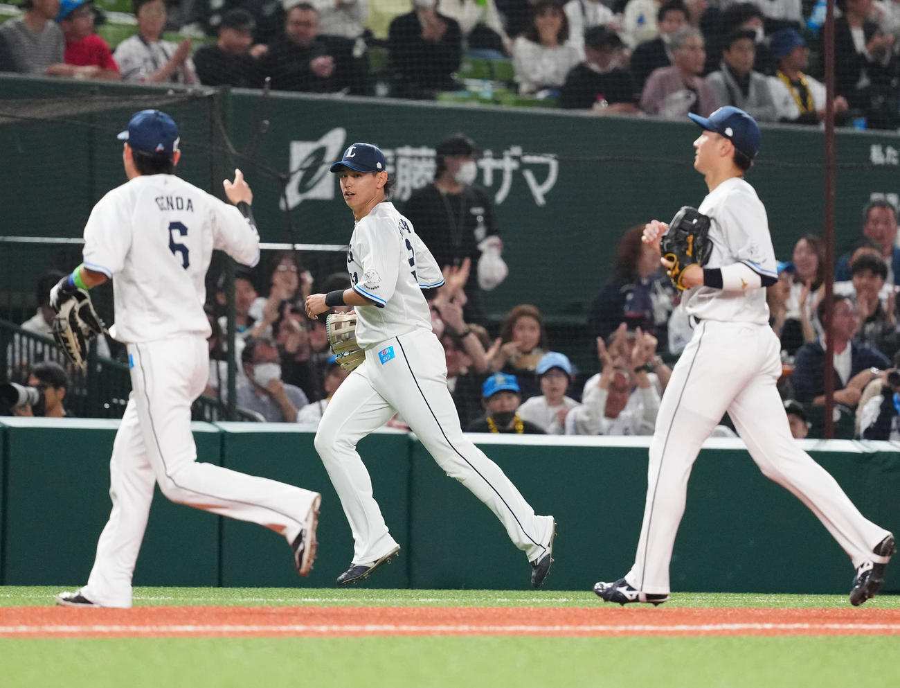 西武対ヤクルト　3回表終了後、ベンチに引き揚げる西武中堅手の西川（中央）（撮影・江口和貴）