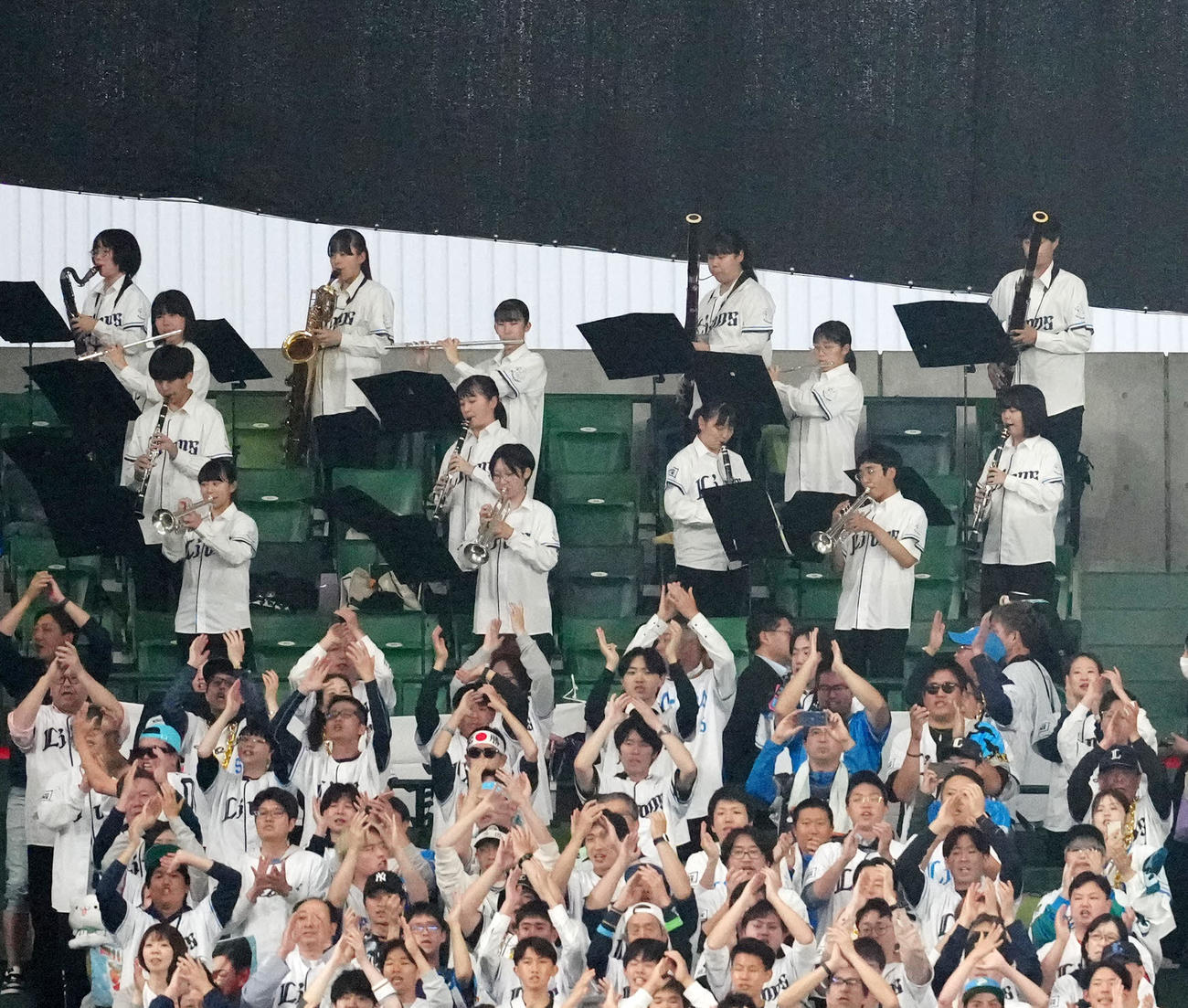 西武対ヤクルト　1回裏西武無死、打席に立つ西川の応援演奏する花咲徳栄の吹奏楽部（撮影・江口和貴）