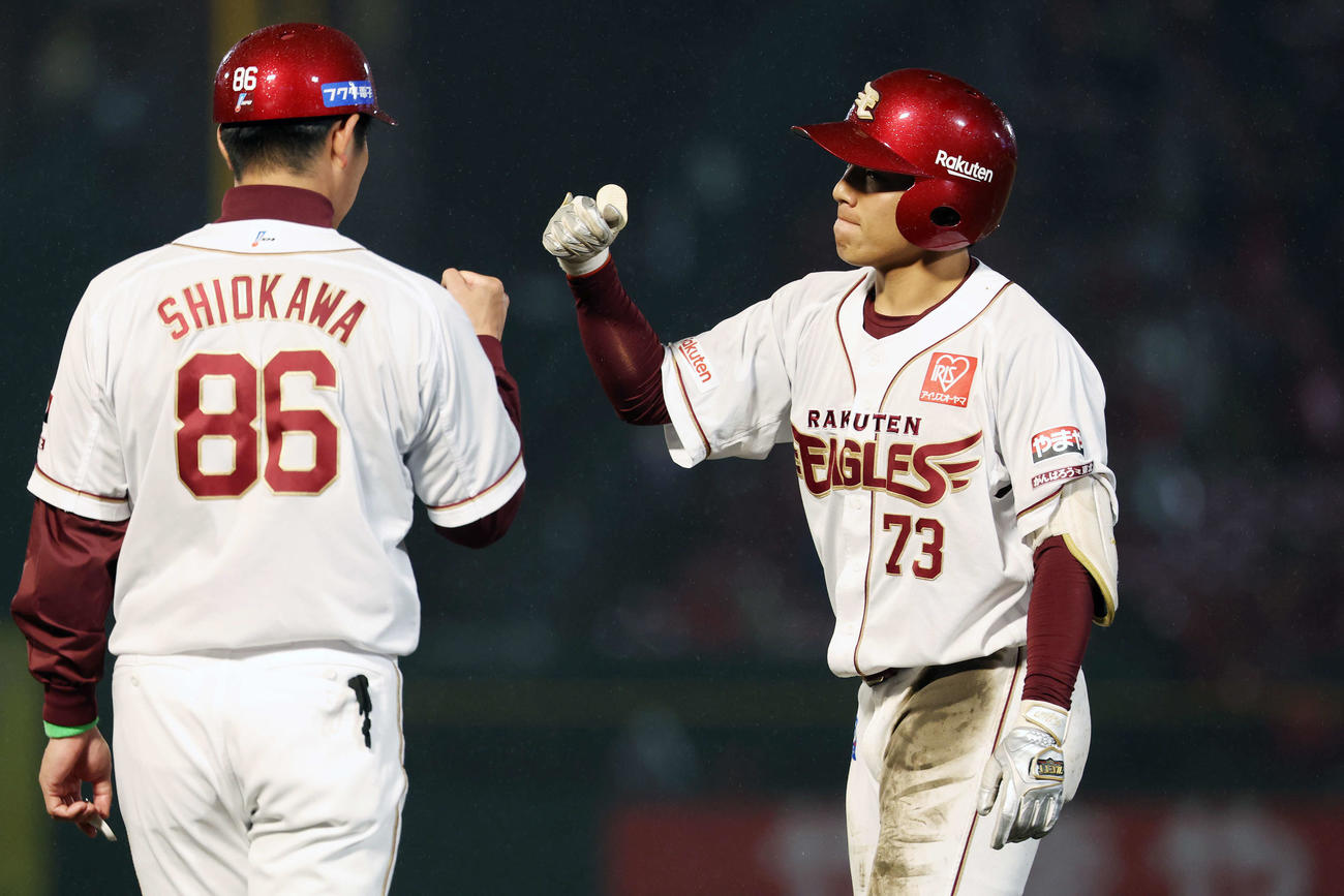 楽天対DeNA 7回裏楽天2死一、二塁、右前適時打を放った小森（撮影・宮地輝）