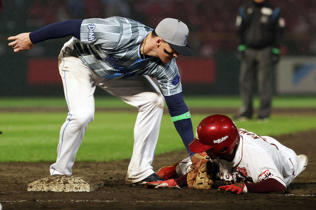 楽天対DeNA 5回裏楽天1死一塁、タッチして一塁走者小森（右）をけん制死にするオースティン（撮影・宮地輝）